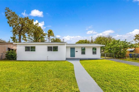 Дом в Майами-Гарденс, Флорида 3 спальни, 130.43м2 № 2067504