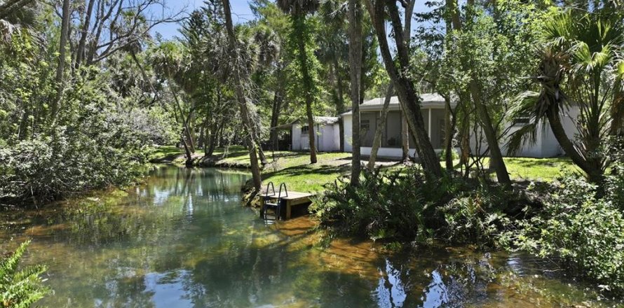 House in Weeki Wachee, Florida 3 bedrooms, 138.05 sq.m. № 2111488