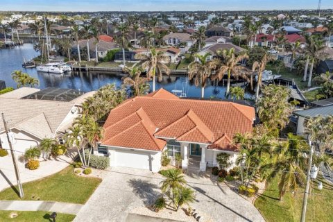House in Punta Gorda, Florida 3 bedrooms, 212.28 sq.m. № 1719737 - photo 4