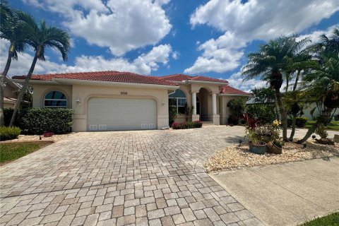 House in Punta Gorda, Florida 3 bedrooms, 212.28 sq.m. № 1719737 - photo 2