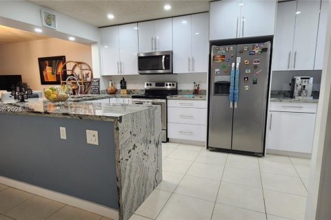 Townhouse in Weston, Florida 3 bedrooms, 145.3 sq.m. № 1711664 - photo 4