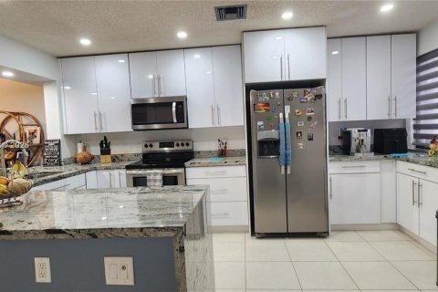 Townhouse in Weston, Florida 3 bedrooms, 145.3 sq.m. № 1711664 - photo 5