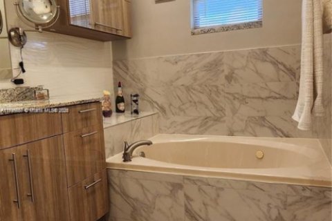 Townhouse in Weston, Florida 3 bedrooms, 145.3 sq.m. № 1711664 - photo 18