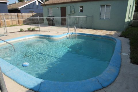 House in Lake Worth, Florida 2 bedrooms, 76.09 sq.m. № 1182656 - photo 1