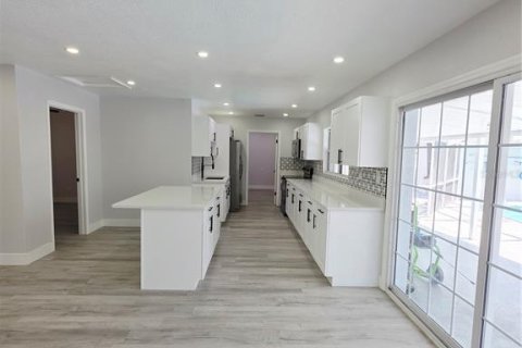 House in Tampa, Florida 4 bedrooms, 130.43 sq.m. № 1754763 - photo 18