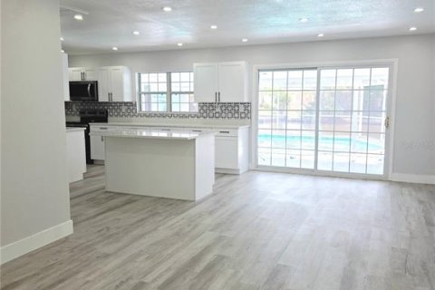 House in Tampa, Florida 4 bedrooms, 130.43 sq.m. № 1754763 - photo 5