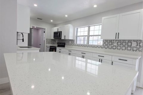 House in Tampa, Florida 4 bedrooms, 130.43 sq.m. № 1754763 - photo 21