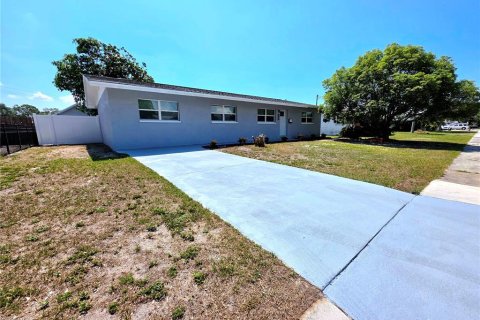 House in Tampa, Florida 4 bedrooms, 130.43 sq.m. № 1754763 - photo 2