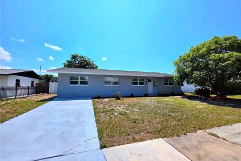 House in Tampa, Florida 4 bedrooms, 130.43 sq.m. № 1754763 - photo 1