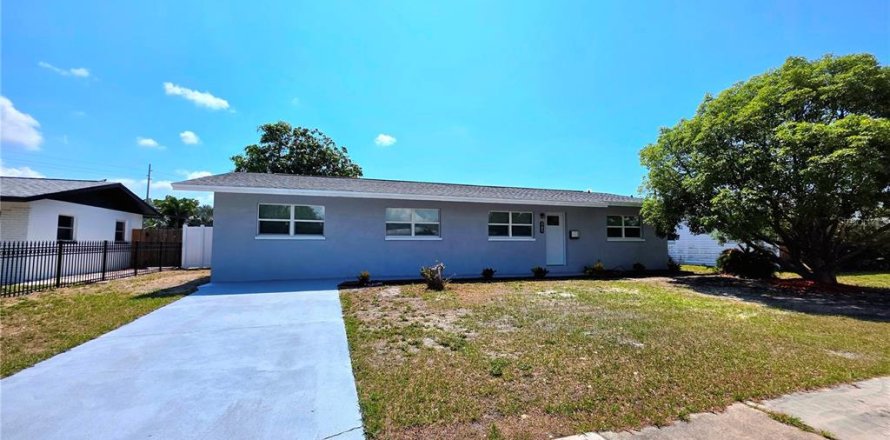 House in Tampa, Florida 4 bedrooms, 130.43 sq.m. № 1754763