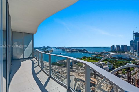 Condominio en alquiler en Miami, Florida, 2 dormitorios, 121.05 m2 № 2394465 - foto 2