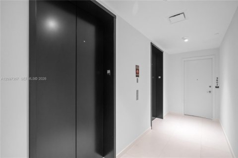 Condominio en alquiler en Miami, Florida, 2 dormitorios, 121.05 m2 № 2394465 - foto 3