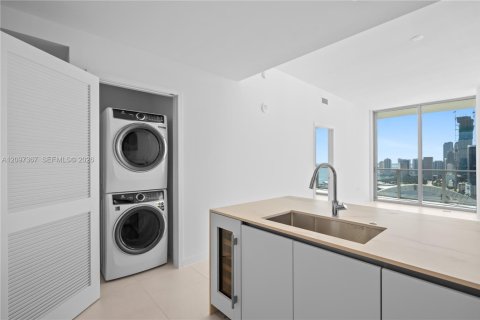 Condominio en alquiler en Miami, Florida, 2 dormitorios, 121.05 m2 № 2394465 - foto 7