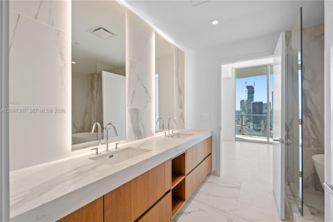 Condominio en alquiler en Miami, Florida, 2 dormitorios, 121.05 m2 № 2394465 - foto 15