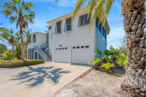 House in Tarpon Springs, Florida 4 bedrooms, 277.78 sq.m. № 1853547 - photo 3