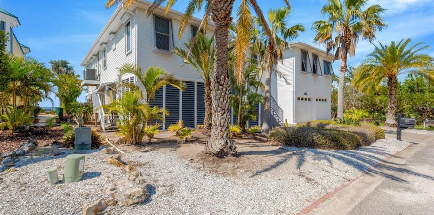 House in Tarpon Springs, Florida 4 bedrooms, 277.78 sq.m. № 1853547