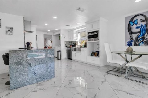 House in Tampa, Florida 4 bedrooms, 135.92 sq.m. № 1760420 - photo 12