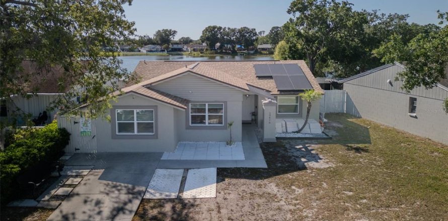 House in Tampa, Florida 4 bedrooms, 135.92 sq.m. № 1760420