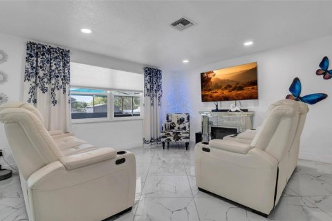 House in Tampa, Florida 4 bedrooms, 135.92 sq.m. № 1760420 - photo 7