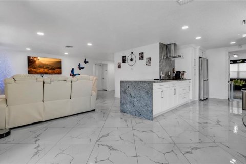 House in Tampa, Florida 4 bedrooms, 135.92 sq.m. № 1760420 - photo 10
