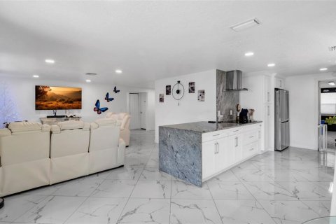 House in Tampa, Florida 4 bedrooms, 135.92 sq.m. № 1760420 - photo 11