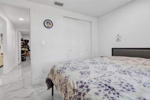 House in Tampa, Florida 4 bedrooms, 135.92 sq.m. № 1760420 - photo 26