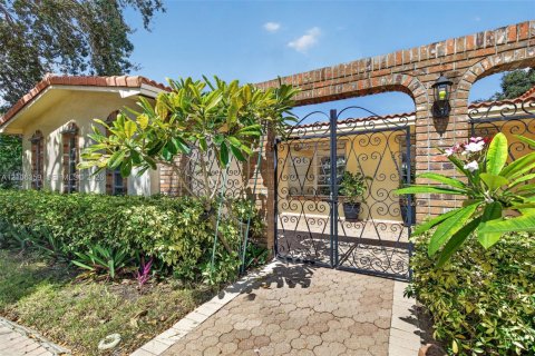 Casa en venta en Pembroke Pines, Florida, 3 dormitorios, 180.6 m2 № 2418138 - foto 2