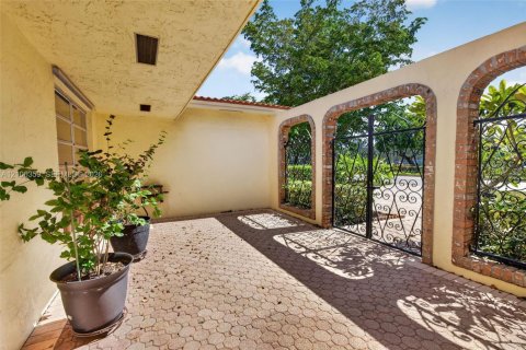 Casa en venta en Pembroke Pines, Florida, 3 dormitorios, 180.6 m2 № 2418138 - foto 3