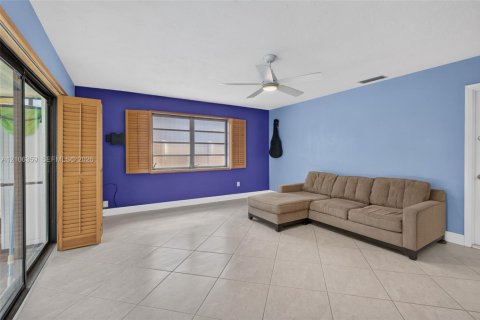 Casa en venta en Pembroke Pines, Florida, 3 dormitorios, 180.6 m2 № 2418138 - foto 20