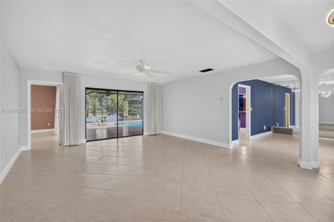 Casa en venta en Pembroke Pines, Florida, 3 dormitorios, 180.6 m2 № 2418138 - foto 5