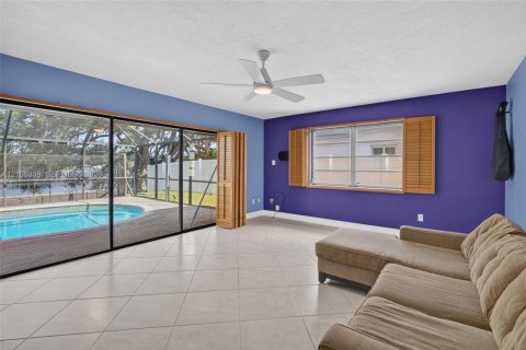 Casa en venta en Pembroke Pines, Florida, 3 dormitorios, 180.6 m2 № 2418138 - foto 19