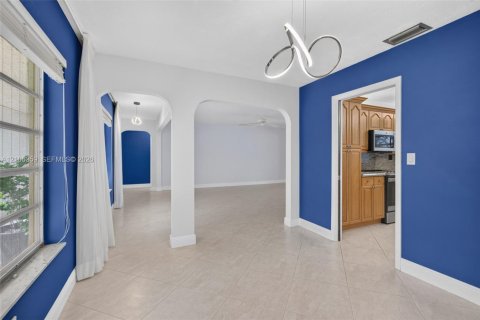 Casa en venta en Pembroke Pines, Florida, 3 dormitorios, 180.6 m2 № 2418138 - foto 13