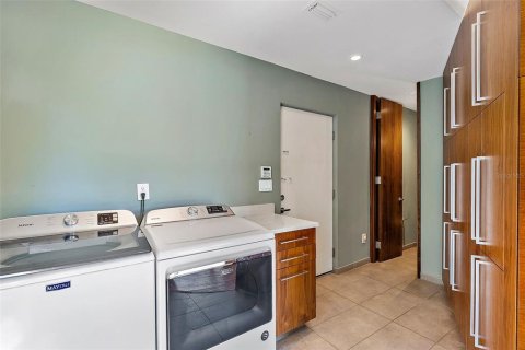 House in Saint Petersburg, Florida 3 bedrooms, 231.7 sq.m. № 1540750 - photo 30