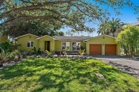 House in Saint Petersburg, Florida 3 bedrooms, 231.7 sq.m. № 1540750 - photo 1