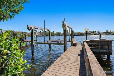 House in Saint Petersburg, Florida 3 bedrooms, 231.7 sq.m. № 1540750 - photo 9