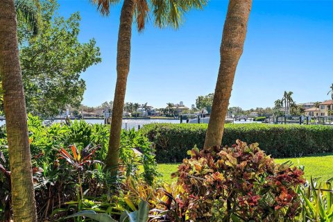 House in Saint Petersburg, Florida 3 bedrooms, 231.7 sq.m. № 1540750 - photo 13