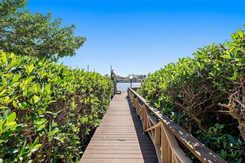 House in Saint Petersburg, Florida 3 bedrooms, 231.7 sq.m. № 1540750 - photo 6