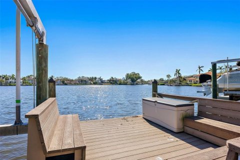 House in Saint Petersburg, Florida 3 bedrooms, 231.7 sq.m. № 1540750 - photo 7