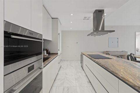 Condo in Miami, Florida, 2 bedrooms  № 1936126 - photo 19