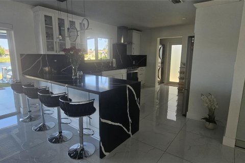 Casa en venta en Miami, Florida, 4 dormitorios № 1863877 - foto 6