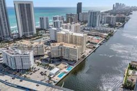Condominio en venta en Hallandale Beach, Florida, 1 dormitorio, 72.46 m2 № 2027423 - foto 20
