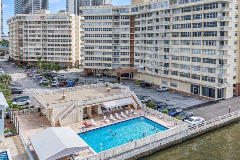 Condominio en venta en Hallandale Beach, Florida, 1 dormitorio, 72.46 m2 № 2027423 - foto 13