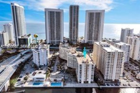 Condominio en venta en Hallandale Beach, Florida, 1 dormitorio, 72.46 m2 № 2027423 - foto 21