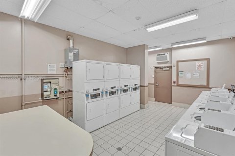 Condominio en venta en Hallandale Beach, Florida, 1 dormitorio, 72.46 m2 № 2027423 - foto 18