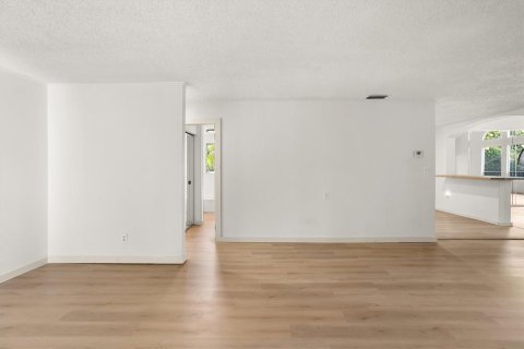 House in Parrish, Florida 2 bedrooms, 223.8 sq.m. № 2219207 - photo 9