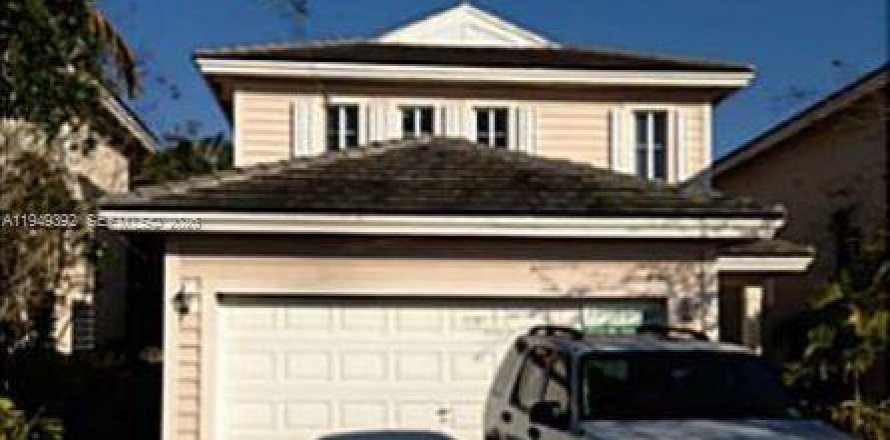 House in Homestead, Florida 5 bedrooms, 201.6 sq.m. № 2053085