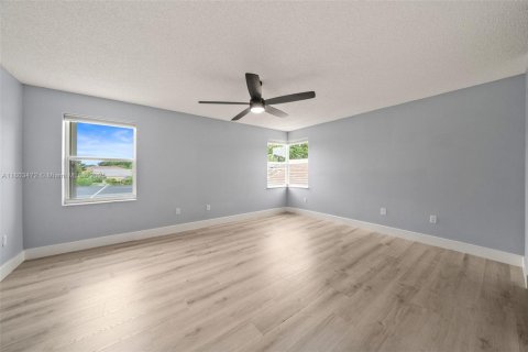 House in Lake Worth, Florida 3 bedrooms, 172.43 sq.m. № 1686139 - photo 11
