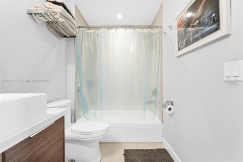 Купить кондоминиум в Майами, Флорида 1 спальня, 60.2м2, № 1891484 - фото 15