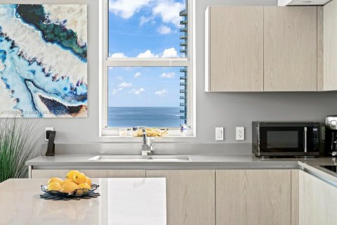 Condominio en alquiler en Hollywood, Florida, 2 dormitorios, 99.87 m2 № 1958877 - foto 3