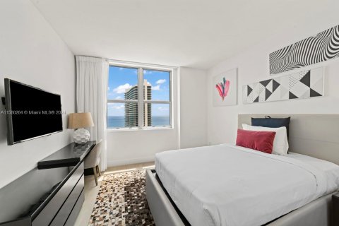 Condominio en alquiler en Hollywood, Florida, 2 dormitorios, 99.87 m2 № 1958877 - foto 18